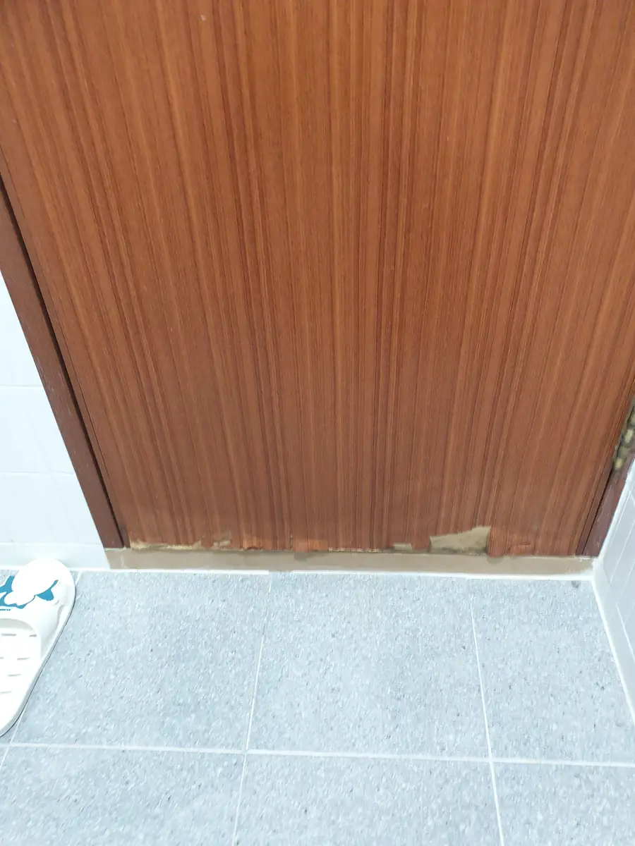 강남 문짝필름시공 욕실문 시공 전
